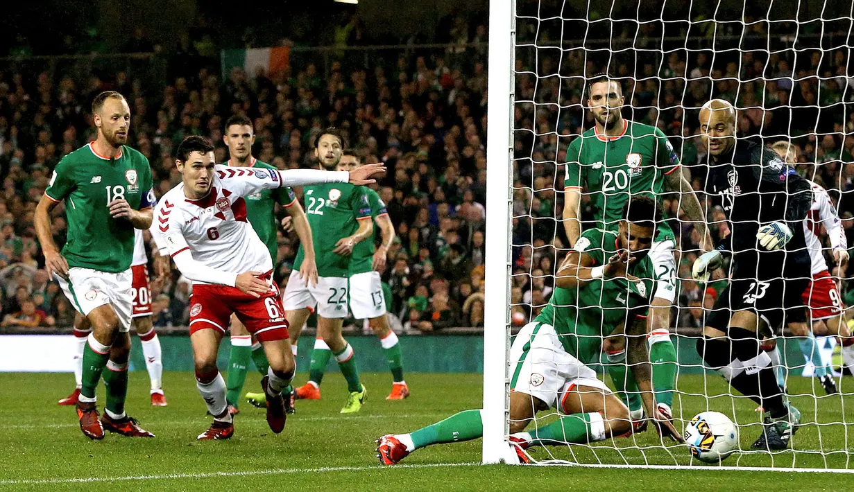 Pemain Denmark, Andreas Christiansen (kedua kiri) mencetak gol ke gawang Republik Irlandia pada partai kedua play-off zona Eropa di Stadion Aviva, Rabu (15/11). Denmark melaju ke putaran final Piala Dunia 2018 usai menang 5-1. (Niall Carson/PA via AP)
