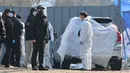 Mengutip Sport Chosun, Kantor Polisi Seongbuk Seoul pada Rabu menemukan seorang pria tewas di dalam kendaraan Waryong, Jong-gu, Seoul, yang diduga merupakan aktor Lee Sun Kyun. Aktor itu diduga tewas di dalam mobil akibat pembakaran briket yang mengarah terhadap bunuh diri. (Yonhap/AFP)