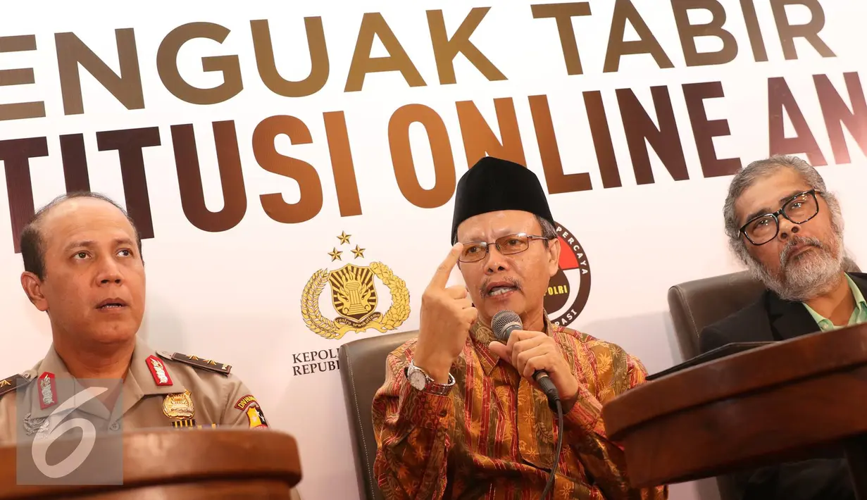 Ketua PP Muhammadiyah Yunahar Ilyas (tengah) menjadi pembicara diskusi 'Menguak Tabir Prostisusi Anak' di Jakarta, Kamis (15/9). Diskusi membahas praktik prostistusi online sesama jenis yang melibatkan anak di bawah umur (Liputan6.com/Immanuel Antonius)