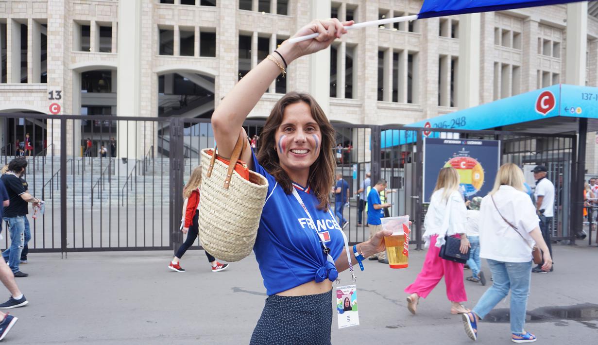 Lagi dan lagi disambut suporter cantik Eropa saat tiba di Stadion Luzhniki, Moskow. (Bola.com/Okie Prabhowo)