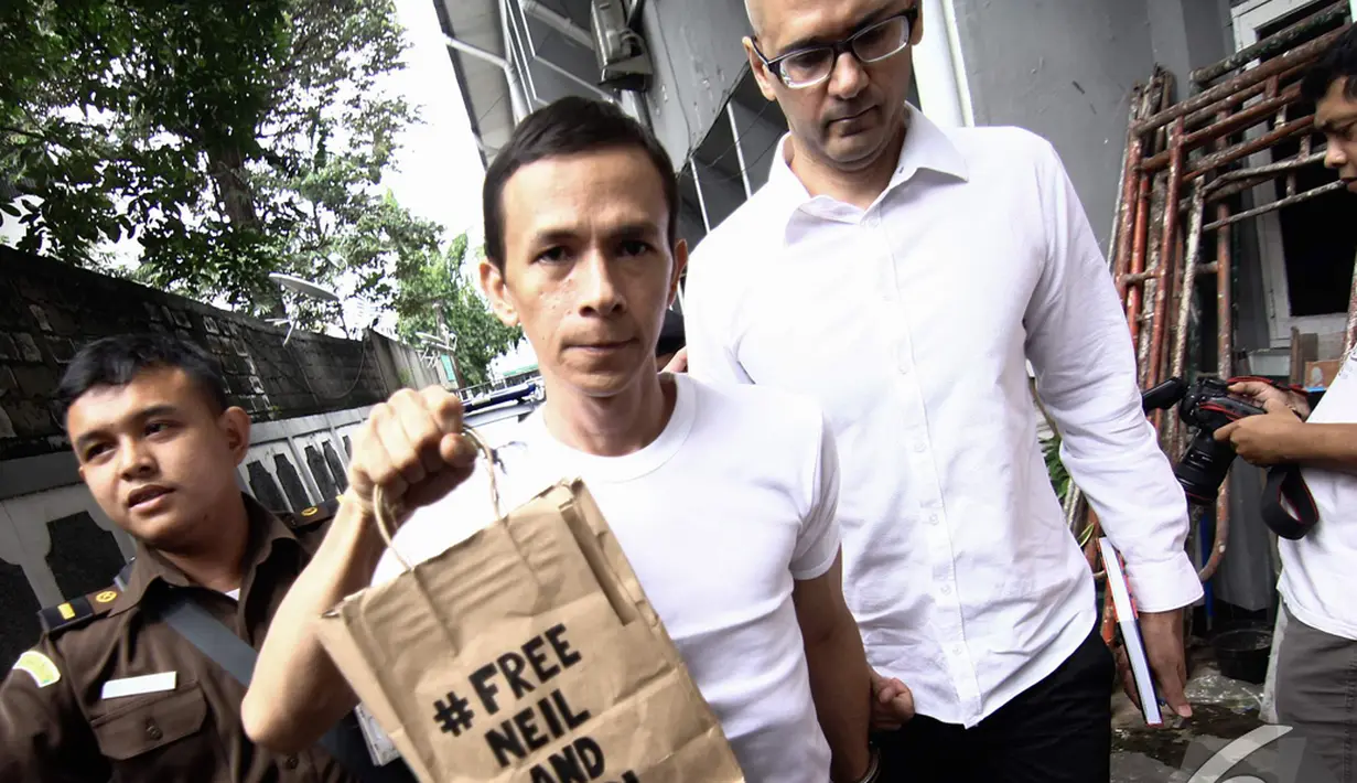 Dua terdakwa dugaan asusila Neil Bantleman dan Ferdinant Tjiong (tengah) saat akan menjalani sidang perdana di Pengadilan Negeri Jakarta Selatan, Selasa (2/12/2014). (Liputan6.com/Faizal Fanani)