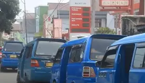 Perjuangan Warga Antre 3 Jam Demi Pertalite