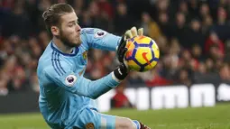 Kiper Manchester United, David de Gea, berusaha menghalau bola saat melawan Arsenal pada laga Liga Inggris di Stadion Emirates (2/12/2017). (AFP/Ian Kington)