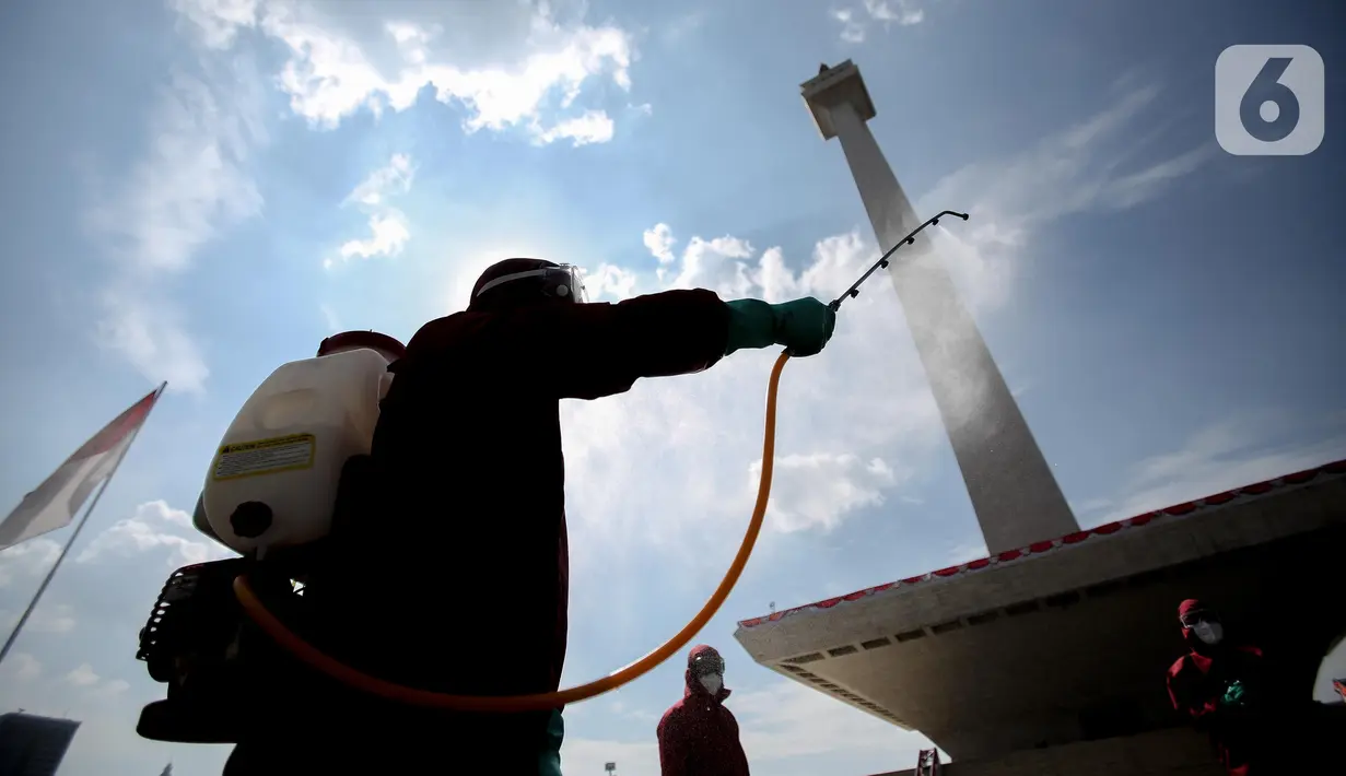 Petugas Pemadam Kebakaran menyemprotkan cairan disinfektan di lingkungan Monas, Jakarta, Rabu (17/6/2020). Penyemprotan dilakukan untuk mencegah penyebaran COVID-19 dalam rangka persiapan pembukaan kembali Monumen Nasional (Monas) pada Sabtu, 20 Juni 2020.  (Liputan6.com/Faizal Fanani)