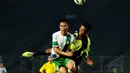 Kecemerlangan penjaga gawang Myanmar U-19, Myo Min Latt mampu menahan sundulan Dinan Yahdian Javier, saat berlaga di Stadion GBK Jakarta, (7/5/2014). (Liputan6.com/Helmi Fithriansyah)