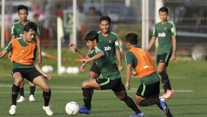 Pemain Timnas Indonesia U-22, Firza Andika, menggiring bola saat latihan di Lapangan ABC Senayan, Jakarta, Kamis (14/2). Latihan ini merupakan persiapan terakhir jelang Piala AFF U-22 2019 di Kamboja. (Bola.com/M. Iqbal Ichsan)