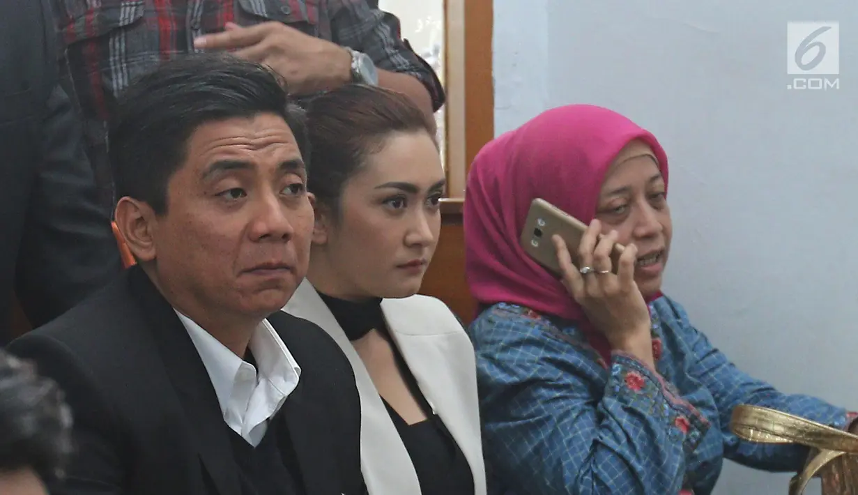 Aktris Nafa Urbach didampingi kuasa hukumnya, Sandy Arifin menghadiri sidang perdana perceraiannya di Pengadilan Negeri Jakarta Selatan, Senin (2/10). Nafa menggugat cerai Zack Lee pada 19 September 2017 lalu di PN Jaksel. (Liputan6.com/Herman Zakharia)