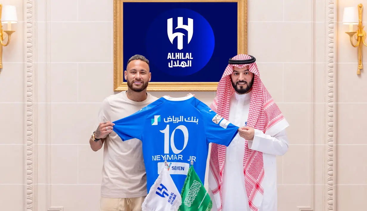 Presiden Al Hilal, Fahad bin Nafel, bersama pemain baru Neymar saat penandatangan kontrak di Paris, Selasa (15/8/2023). (Photo by Saudi Pro League / AFP)