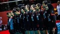 Meski kalah dari Argentina pada laga terakhir Grup A, timnas voli putri Indonesia U-21&nbsp;tetap lolos ke babak 16 besar Kejuaraan Dunia Voli Putri U-21 2025 karena Vietnam terkena diskualifikasi&nbsp;akibat menggunakan pemain tidak sah. (foto: Volley Ball World)