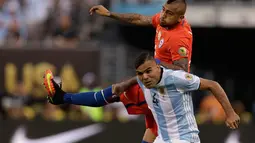 Gelandang Chile, Arturo Vidal berebut bola udara dengan bek Argentina, Gabriel Mercado pada Final Copa America 2016 di MetLife Stadium, AS, Senin (27/6). Chile menang atas Argentina lewat adu penalti dengan skor 4-2. (Adam Hunger-USA TODAY Sports)