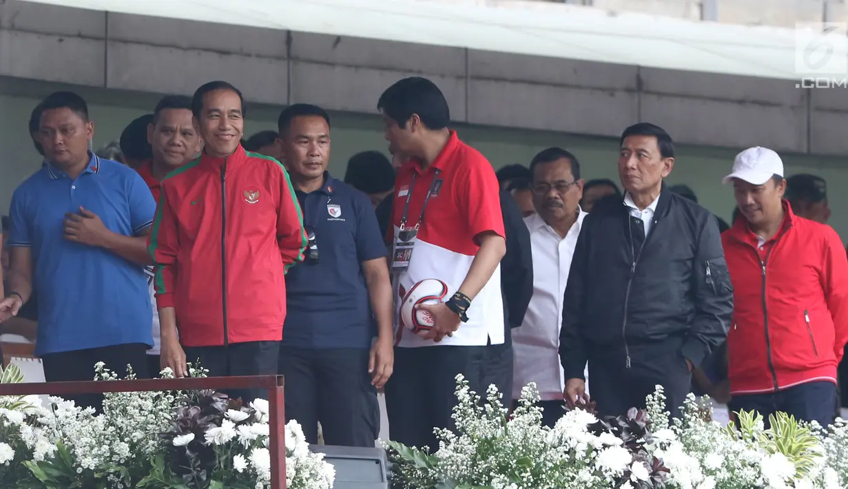 Presiden RI, Joko Widodo (kedua kiri) bersama sejumlah menteri usai menyaksikan langsung laga pembuka turnamen Piala Presiden 2018 di Stadion GBLA, Bandung, Selasa (16/1). Laga dimenangkan Persib 1-0 atas Sriwijaya FC. (Liputan6.com/Helmi Fithriansyah)