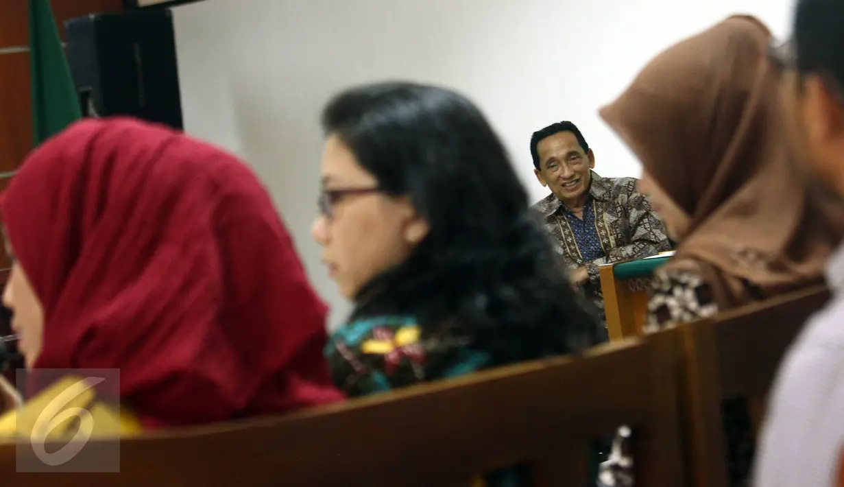 Terdakwa kasus suap gas alam Bangkalan Fuad Amin mendengarkan keterangan saksi dalam sidang lanjutan di Pengadilan Tipikor, Jakarta, Kamis (13/8). Agenda sidang Mantan Bupati Bangkalan itu guna mendengarkan keterangan 25 saksi. (Liputan6.com/Helmi Afandi)