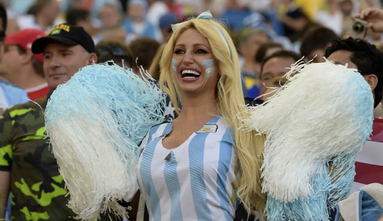 Seorang wanita suporter Argentina memberikan semangat pada timnya saat laga final piala dunia, Senin (14/7/14). (AFP PHOTO/JUAN MABROMATA)