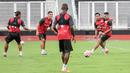 Sejumlah pemain Persija melakukan rondo dalam sesi latihan resmi menjelang laga BRI Super League 2025/2026 melawan Persijap Jepara di Stadion Madya, Senayan, Jakarta, Jumat (02/01/2026). (Bola.com/Abdul Aziz)
