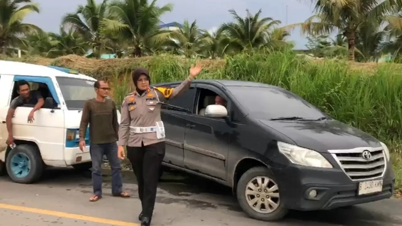 Kasat Lantas Kampar AKP Viola Dwi Anggraeni berusaha mengurai kemacetan di jalan lintas Kabupaten Kampar.