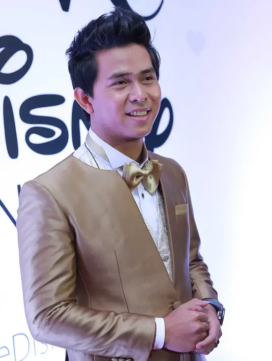 "Awalnya saya malah enggak tahu ada proyek ini, cuma dari label menawarkan nyanyi lagu ini dan begitu saya lihat, saya suka sekali lagunya dan saya terima," ujar Cakra Khan. (Galih W. Satria/Bintang.com)