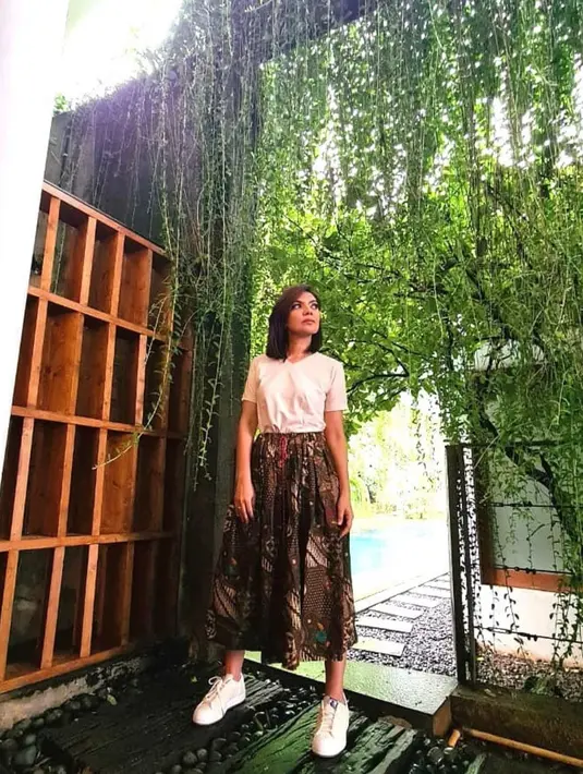 Celana batik tradisional berwarna coklat ini terlihat apik ketika dipasangkan dengan kaos putih polos. (instagram/najwashihab)