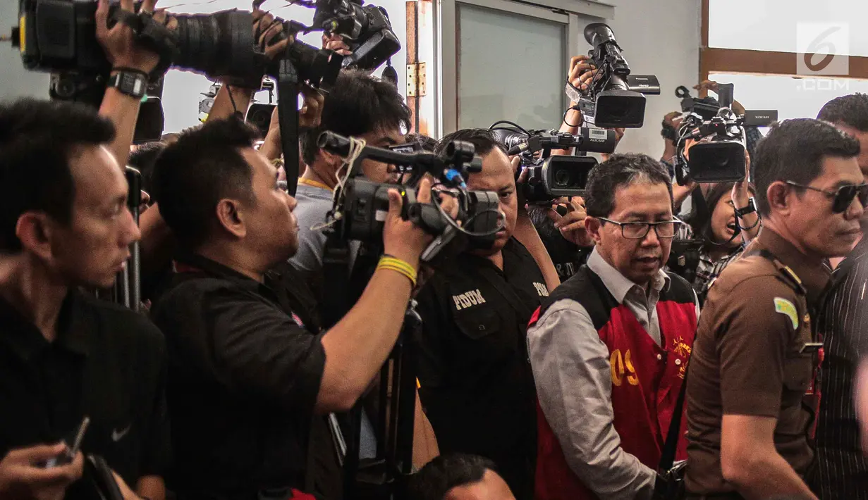 Terdakwa kasus dugaan penghilangan barang bukti pengaturan skor, Joko Driyono saat akan menjalani sidang putusan di PN Jakarta Selatan, Jakarta, Selasa (23/7/2019). Sebelumnya, jaksa penuntut umum menuntut Joko dua tahun dan enam bulan penjara karena terbukti bersalah. (Liputan6.com/Faizal Fanani)