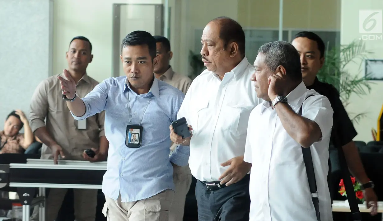 Anggota DPR, Melchias Marcus Mekeng (tengah) meninggalkan gedung KPK, Jakarta, Kamis (10/8). Usai diperiksa sebagai saksi TPK pengadaan paket penerapan KTP elektronik, Melchias Marcus Mekeng tidak memberi komentar apapun. (Liputan6.com/Helmi Fithriansyah)
