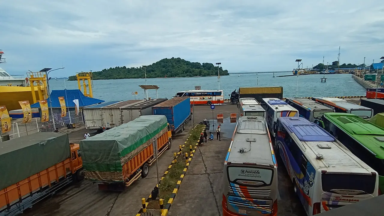 Pelabuhan Merak mulai dipadati oleh pemudik
