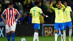 Gelandang Brasil Gerson dan Marquinhos merayakan kemenangan atas Paraguay pada lanjutan Kualifikasi Piala Dunia 2026 zona CONMEBOL di Neo Quimica Arena, Sao Paulo, Brasil, 10 Juni 2025 waktu setempat atau Rabu (11/6/2025) pagi WIB. (Miguel Schincariol/AFP)