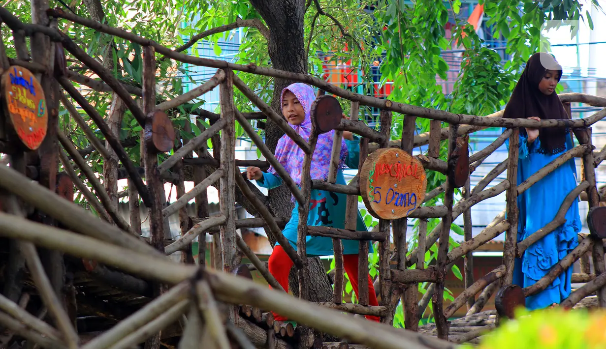 Anak-anak menikmati fasilitas Rumah Pohon di Taman Kebersihan 3, Cengkareng Barat, Jakarta, Rabu (22/1/2020). Dengan adanya rumah pohon ini menambah daya tarik pengunjung. (merdeka.com/Magang/Muhammad Fayyadh)