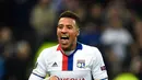 Gelandang Lyon, Corentin Tolisso melakukan selebrasi usai mencetak gol ke gawang AS Roma pada leg pertama babak 16 besar Liga Europa di Stade de Lyon, Prancis, (9/3). Lyon berhasil mengalahkan AS Roma dengan skor 4-2. (AFP Photo / Romain Lafabregue)