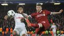 Bek Liverpool, Alberto Moreno, membuang bola dari jangkauan striker Spartak Moskow, Luiz Adriano, pada laga Liga Champions di Stadion Anfield, Liverpool, Rabu (6/12/2017). Liverpool menang 7-0 atas Spartak. (AP/Rui Vieira)
