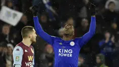 Penyerang Leicester City, Kelechi Iheanacho berselebrasi usai mencetak gol ke gawang Aston Villa pada pertandingan leg pertama semifinal Piala Liga Inggris di King Power Stadium, Leicester, Kamis (9/1/2020). Leicester bermain imbang 1-1 atas Aston Villa. (AP Photo / Rui Vieira)