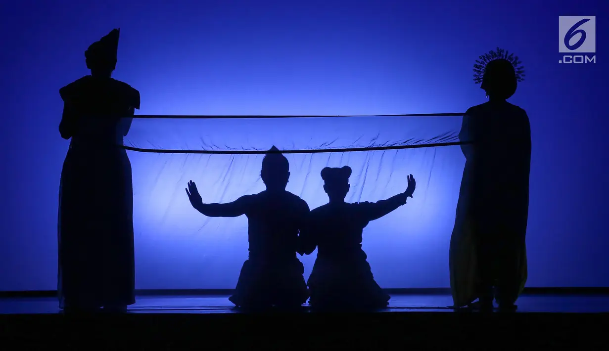Sejumlah pemain mempersembahkan pertunjukan teater I LA GALIGO di Ciputra Artpreneur Theater, Jakarta, Rabu (3/6/2019). Pementasan musik-teater yang diadaptasi dari ‘Sureq Galigo’ merupakan wiracarita mitos penciptaan suku Bugis (circa abad 13 dan 15) dalam bentuk syair. (Liputan6.com/Fery Pradolo)