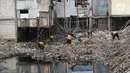Petugas membersihkan sampah yang memenuhi aliran Kali Gendong di kawasan Penjaringan, Jakarta, Senin (3/12). Kali Gendong dipenuhi sampah rumah tangga. (Liputan6.com/Immanuel Antonius)