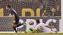 Pemain AS, Graham Zusi (kiri), saat mencetaak gol ke gawang Kosta Rika pada laga penyisihan Grup A Copa America Centenario 2016 di Chicago, Illinois, AS, (8/6/2016) WIB. (AFP/Omar Torres)
