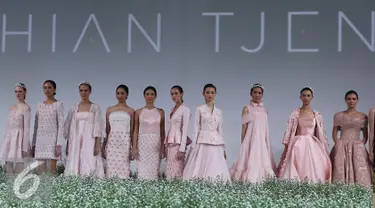 Sejumlah model membawakan busana rancangan Hian Tje di acara IPMI Trend show 2016, Di Senayan City, Jakarta, Selasa  (1/12). Perancang Hian Tje  menghadirkan busana-busana feminin dan cantik berwarna pink. (Liputan6.com/Herman Zakharia)