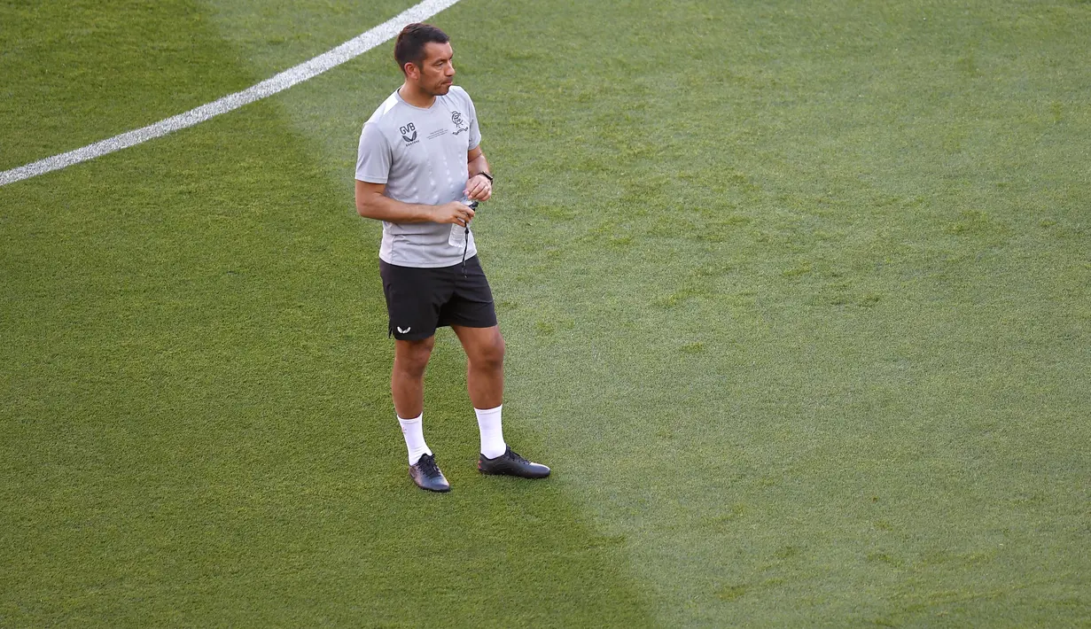 Pelatih Rangers Giovanni van Bronckhorst berdiri selama sesi latihan di Stadion Ramon Sanchez-Pizjuan di Seville, Spanyol (17/5/2022). Glasgow Rangers dan Eintracht Frankfurt menggelar sesi latihan di stadion jelang final Liga Europa di Seville. (AP Photo/Jose Breton)