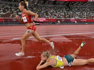 Genevieve Gregson asal Australia terjatuh saat final lari halang rintang 3000m putri pada Olimpiade Tokyo 2020 di Olympic Stadium, Tokyo, Rabu (4/8/2021). (Foto: AFP/Andrej Isakovic)