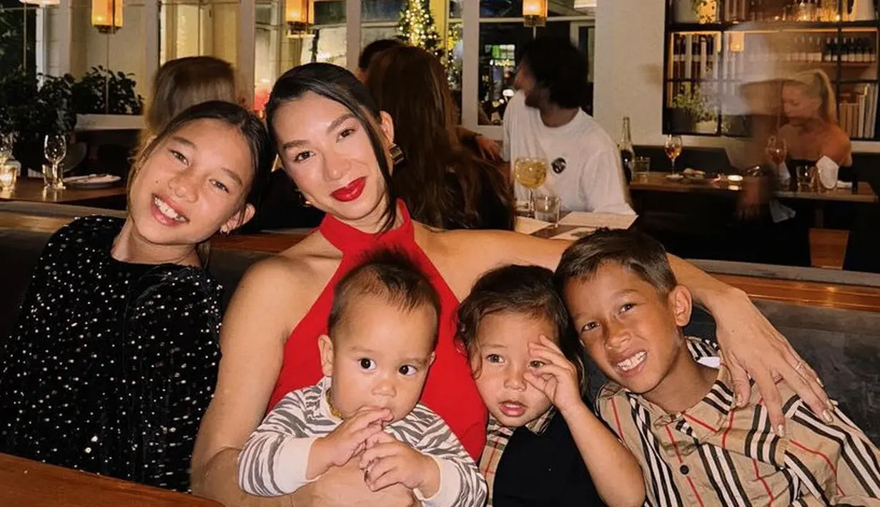 Keempat anaknya tampil semi formal, putrinya mengenakan dress hitam. Kedua anak laki-laki mengenakan baju motif kotak bergaris. [@jenniferbachdim]