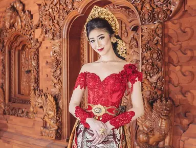 Penampilan Putu Ayu Saraswati sering kali mencuri perhatian netizen. Bahkan, gaya Putu Ayu saat menggunakan kebaya juga kerap mendapat sorotan publik. (Liputan6.com/IG/@ayusarasw)