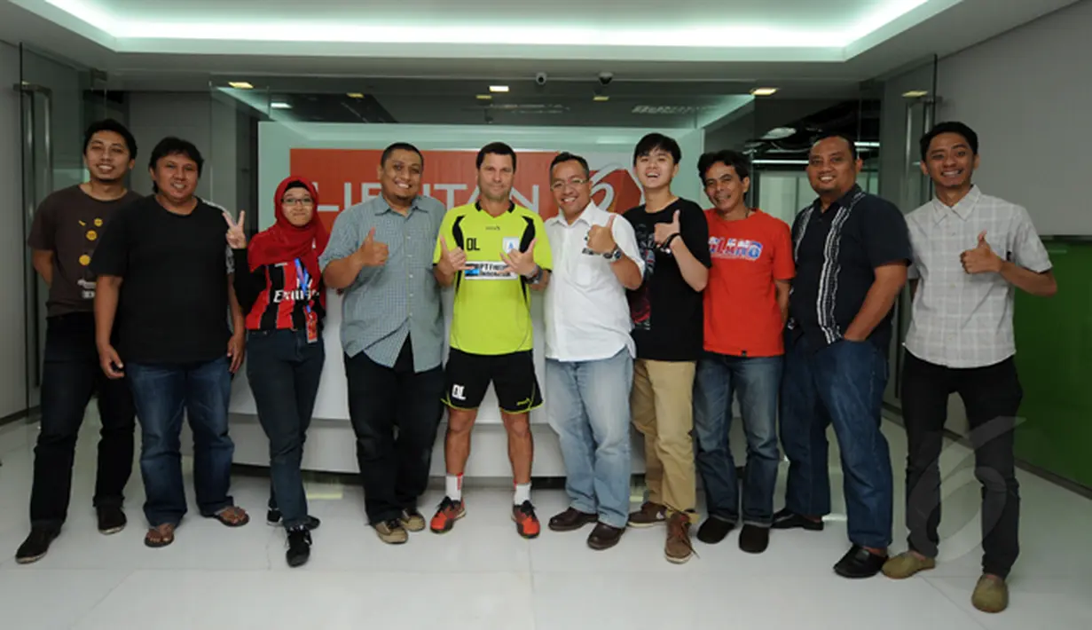 Pelatih Persipura, Oswaldo Lessa (baju kuning) berfoto bersama dengan awak redaksi sports Liputan6.com usai sesi wawancara khusus di ruang redaksi Liputan6.com di Jakarta, Selasa (17/2). (Liputan6.com/Helmi Fithriansyah)