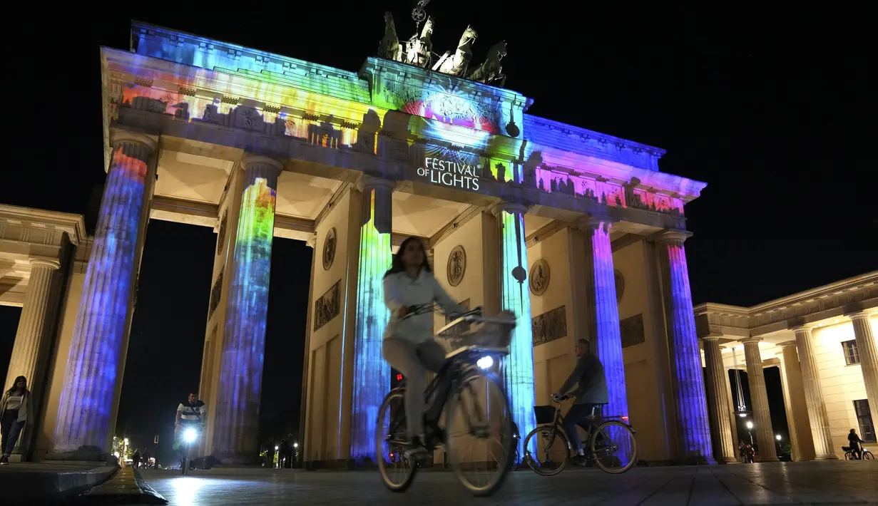Gerbang Brandenburg diterangi pada malam pembukaan resmi Festival Cahaya di Berlin, Jerman, Kamis (2/9/2021). Festival Cahaya ini berlangsung dari 3 - 12 September 2021. (AP Photo/Michael Sohn)
