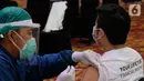 Vaksinator mengikuti Vaksinasi Gotong Royong yang digelar AFPI, di Jakarta, Rabu (28/07/2021). AFPI dan seluruh platform Fintech Pendanaan menunjukkan komitmen berkelanjutan dalam membantu penanganan pandemi Covid-19. (Liputan6.com/HO/Ading)