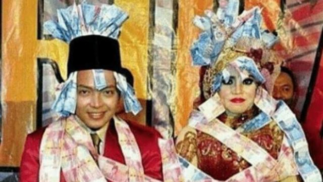 Gaya Nyeleneh Pasangan Pengantin Saat Menikah Ini Bikin Tepuk Jidat