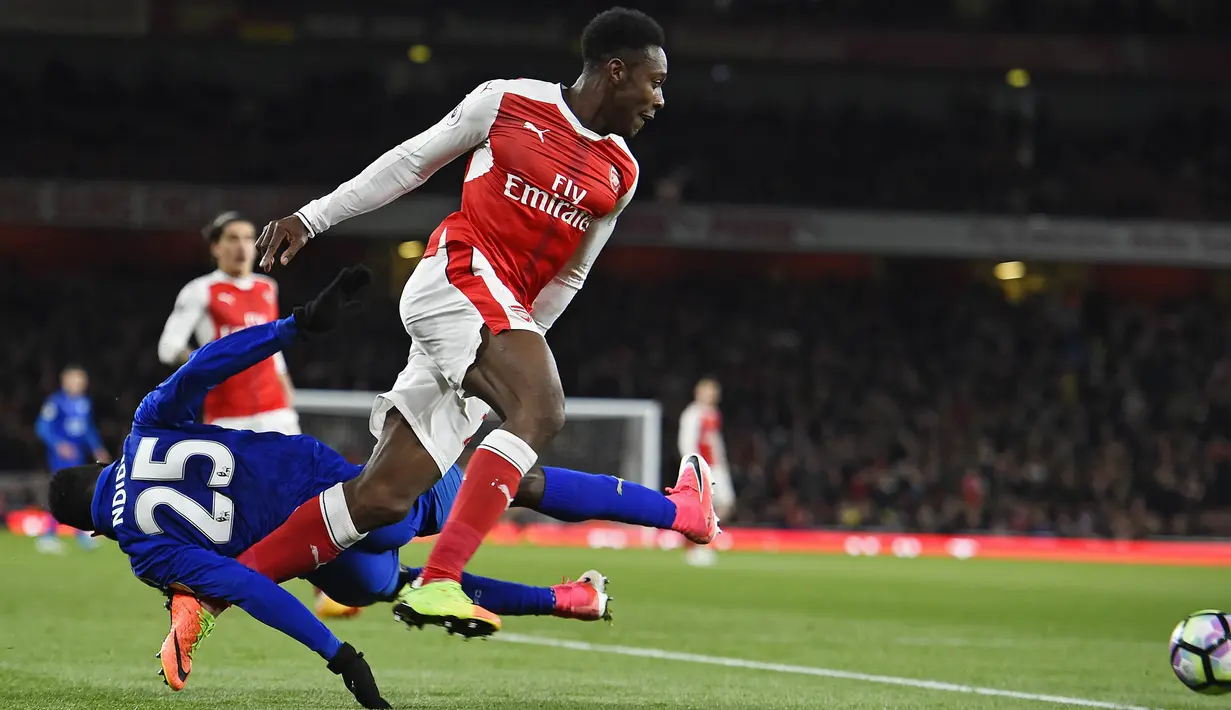 Striker Arsenal, Danny Welbeck, merebut bola dari bek Leicester, Wilfred Ndidi, pada laga Premier League di Stadion Emirates, London, Rabu (26/4/2017). Arsenal menang 1-0 atas Leicester. (AFP/Will Oliver)