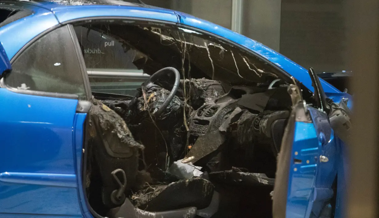 Terlihat bagian dalam mobil hancur setelah menabrak kantor Partai Sosial Demokratik Jerman (SPD) dengan sengaja di Berlin (25/12). Pelaku pria berusia 58 tahun menabrakan diri pada malam Natal. (AFP PHOTO / Ganjil Andersen)