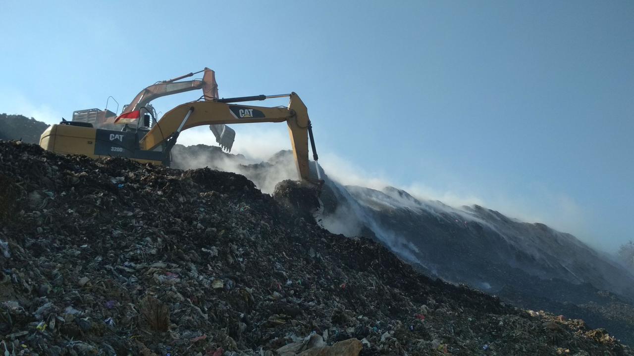 Warga Terdampak Kebakaran TPA Kopiluhur Cirebon Hirup Asap Hingga Batuk