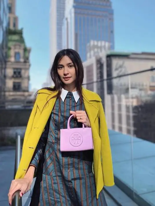 Potret lainnya memperlihatkan Mikha dengan padu padan outfit colorful berupa plaid dress dan blazer neon. @miktambayong.