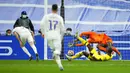 Pemain Real Madrid Karim Benzema (kiri) mencetak gol ke gawang Chelsea pada pertandingan leg kedua perempat final Liga Champions di Stadion Santiago Bernabeu, Madrid, Spanyol, 12 April 2022. Real Madrid kalah 2-3. (AP Photo/Manu Fernandez)