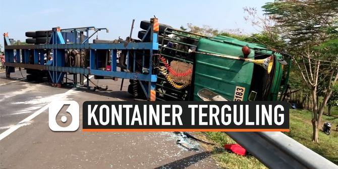 VIDEO: Sopir Mengantuk, Truk Kontainer Terguling di KM 159 Tol Cipali