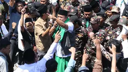 Simpatisan calon Ketua Umum PBNU KH Muhammad Yusuf Chudlori atau Gus Yusuf menggelar aksi demonstrasi di pintu akses Sidang Pleno IV Muktamar ke-35 Nahdlatul Ulama (NU) di Gedung Serba Guna, Pondok Pesantren Bahrul Ulum, Jombang, Jawa Timur, Minggu, 30 Agutus 2026. (Liputan6.com/ Ahmad Apriyono)