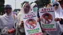 Sejumlah wanita berunjuk rasa di depan Masjid Baiturrahman Semarang, Jumat (4/11). Mereka menuntut polisi agar segera menangkap Ahok karena diduga telah melakukan penistaan agama. (Liputan6.com/Gholib)