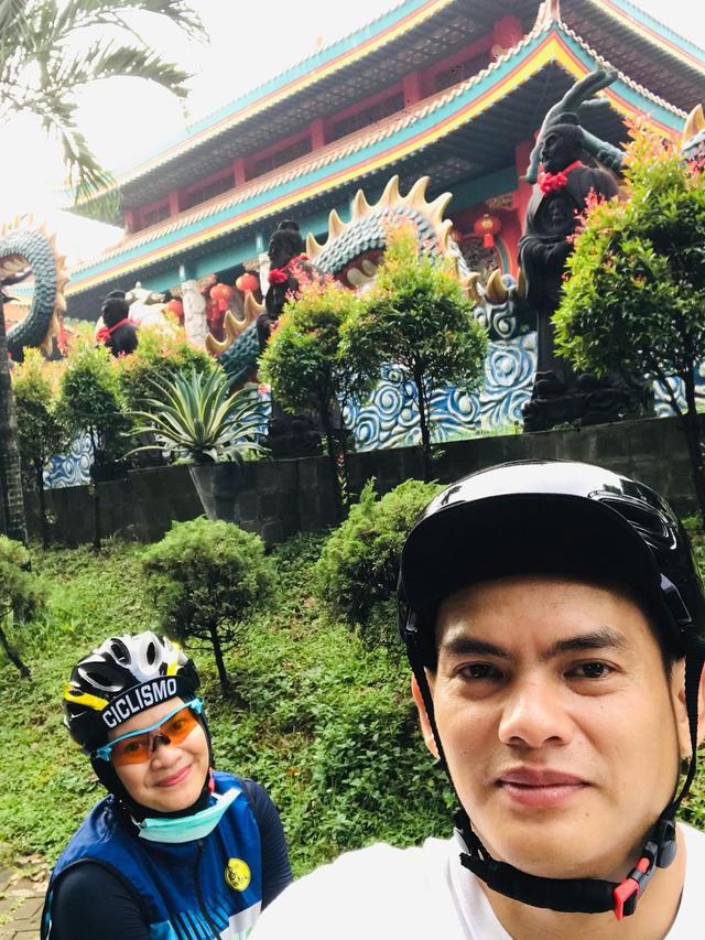 6 Potret Ikke Nurjanah dan Karlie Fu Usai Menikah, Romantis Gowes Bareng